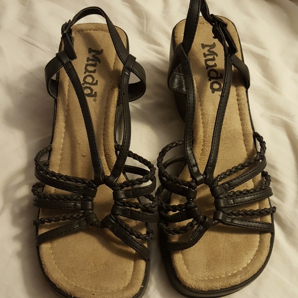 New Mudd sandle 8.5  has size tags on them